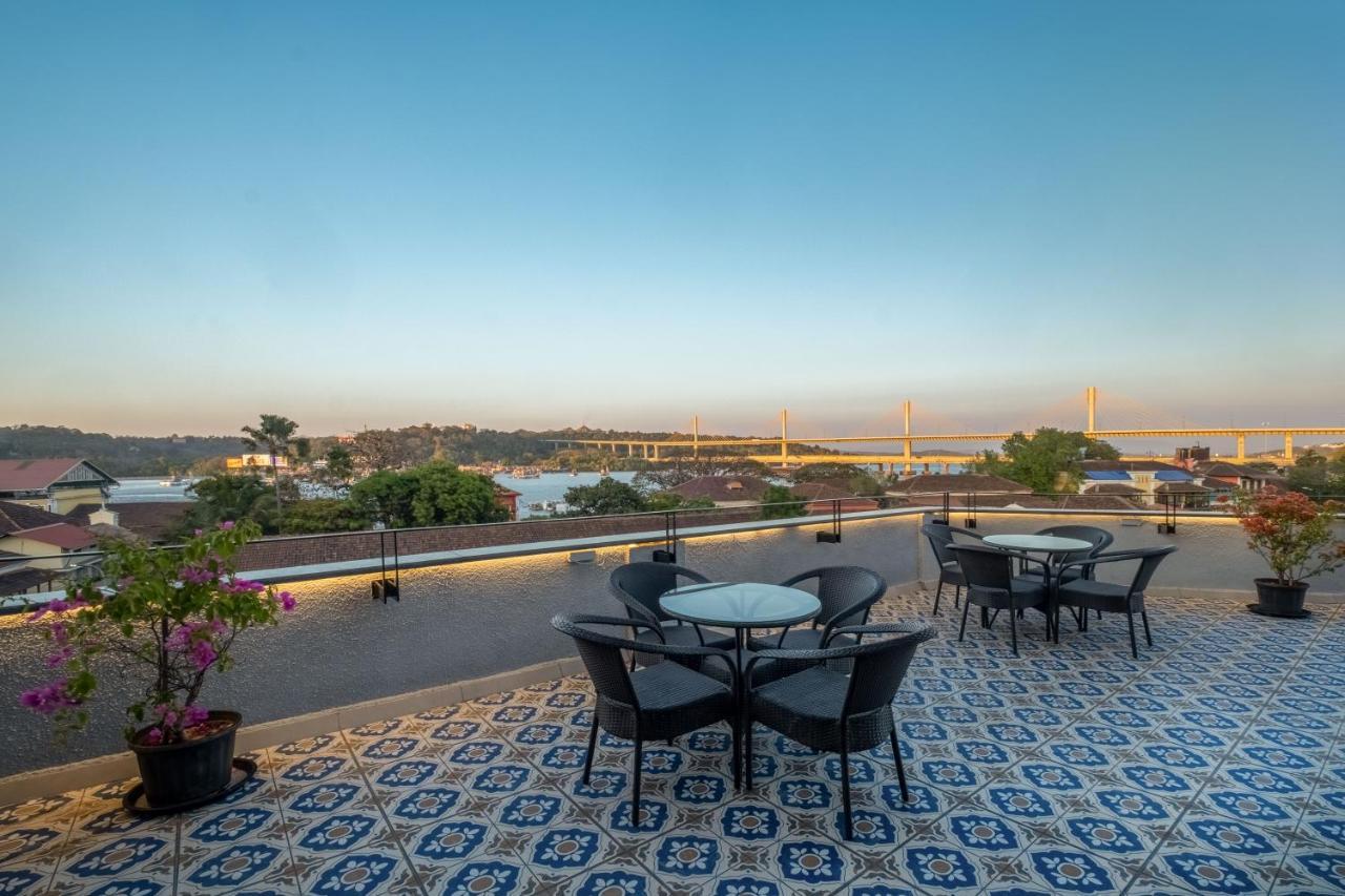 O Pierre - Fontainhas Hotell Panaji Exteriör bild
