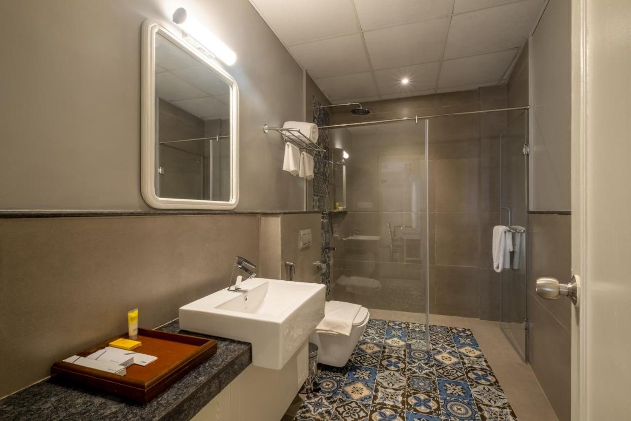 O Pierre - Fontainhas Hotell Panaji Exteriör bild